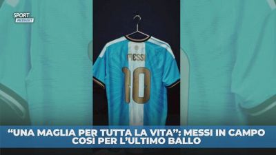 Messi presenta la maglia che indosserà per l'ultimo ballo con l'Argentina