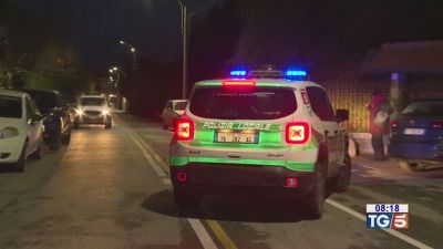 Annega la figlia e tenta il suicidio