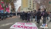 Scontri a Torino, dieci agenti feriti