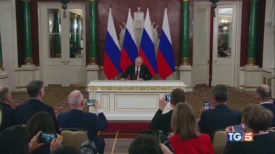 Putin: "Ora trattiamo", Zelensky: "Lo aspetto"