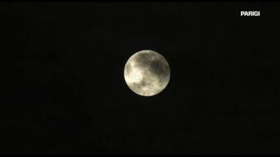 Lo spettacolo della superluna blu nei cieli del mondo