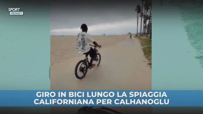 Relax in bicicletta per Calhanoglu a Los Angeles