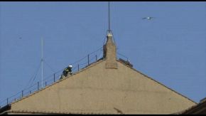 Conclave, prove di fumata sulla Sistina. Montato il comignolo