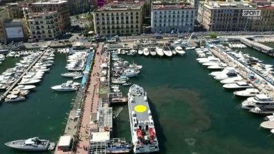 Delirio e bandiere: l'attesa dei tifosi del Napoli