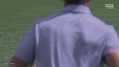 Alligatore fa capolino sul green: il golfista lo allontana con stile