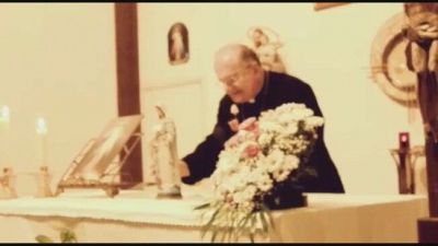 Trevignano, l'ex Vescovo benedice con la statuina della Madonna