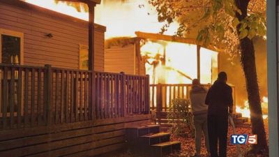 Paura a Peschiera, camping in fiamme