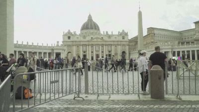A migliaia in coda per il Papa, sabato corteo funebre a passo d'uomo