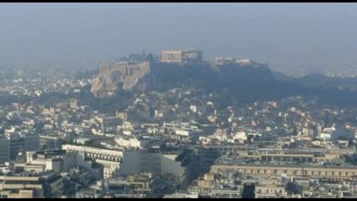 La nebbia avvolge Atene e il Partenone: "Fenomeno raro, colpa del caldo"