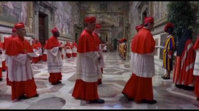 Conclave, la processione dei cardinali verso la Cappella Sistina