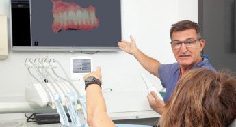 dentista mostra scansione dei denti alla paziente