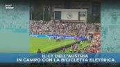 Rangnick sfreccia in e-bike in campo: "La camminata era lunga"