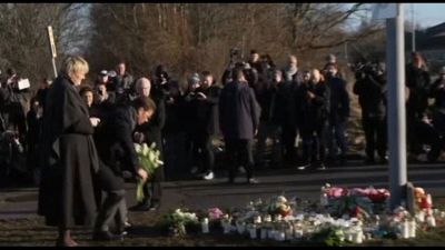 I reali di Svezia e il primo ministro sul luogo della strage a Orebro