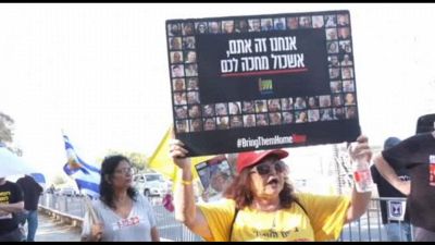 Proteste in attesa di Netanyahu fuori dal kibbutz Nir Oz