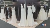 Pizzo e glitter per la sposa, verde per lui