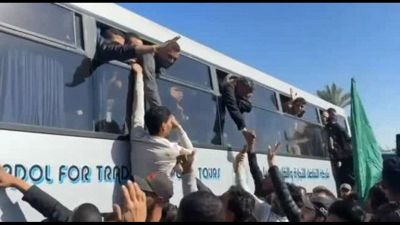 Gaza, i prigionieri palestinesi liberati accolti da folla esultante