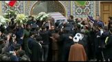Il caos dei sostenitori per portare a spalla la bara di Raisi a Qom