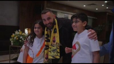 Karim Benzema vola in Arabia Saudita, accolto da star a Gedda