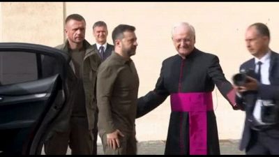 Zelensky arriva in Vaticano per l'incontro col Papa