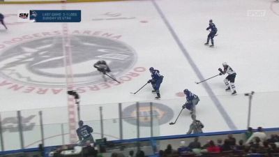 La spettacolare parata del goalie di Winnipeg nella sfida con Vancouver