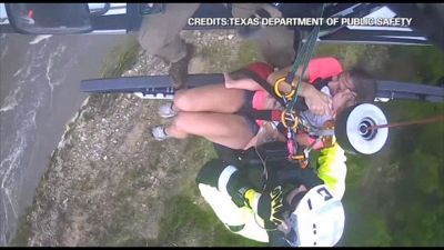 Inondazioni in Texas, il video di una famiglia salvata in elicottero