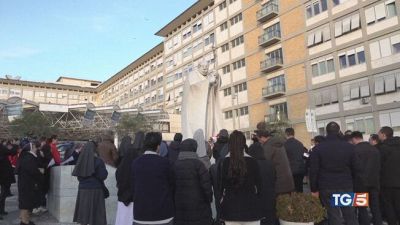 "Il Papa ha riposato", speranze e preghiere