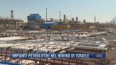 Breaking News delle 21.30 | Impianti petroliferi nel mirino di Israele