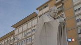 Il Papa sta meglio, lavora dal Gemelli