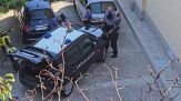 Spara alla moglie e al figlio di 14 anni, poi si toglie la vita