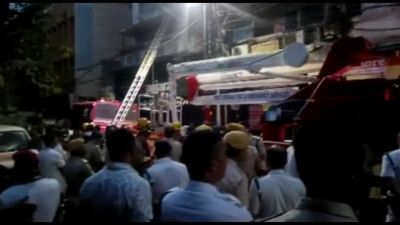 Almeno 9 morti in un incendio in un hotel a Calcutta in India