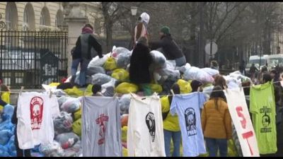 A Parigi tonnellate di rifiuti tessili, la protesta anti fast fashion
