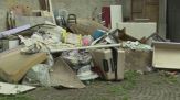 Monza, non riesce ad aprire il box perché circondato di rifiuti