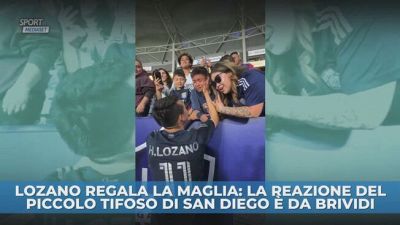 Lozano regala la maglia: la reazione del piccolo tifoso di San Diego è da brividi.