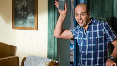 Sole a catinelle Guai finanziari per Checco Zalone: improvvisamente ha perso tutto