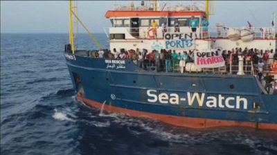 Li raccolgono in mare, li sbarcano in Italia e Berlino ce li rispedisce