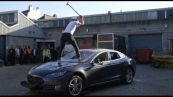 Una Tesla distrutta in una protesta anti-Elon Musk a Londra