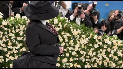 Rihanna di nuovo incinta, lo svela mostrando il pancione al Met Gala
