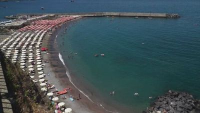 Colpi di sole tra le isole e la costiera, nei lidi extralusso costi alle stelle