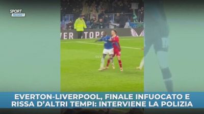 Everton-Liverpool, finale infuocato e rissa tra i giocatori: interviene la polizia