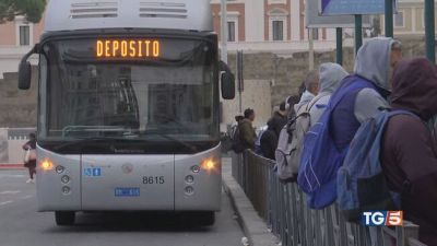 Bus e metro fermi, caos e disagi