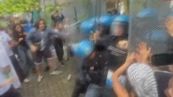 Torino, al salone del libro scontri tra attivisti pro Palestina e la polizia