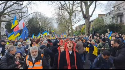 A Londra protesta all'ambasciata russa a sostegno dell'Ucraina