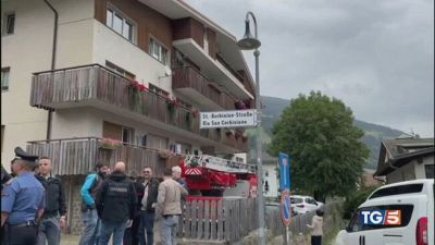 Uccide padre e vicina poi si spara: è grave