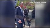 A Berlino attivista getta liquido rosso su figlio scià Reza Pahlavi