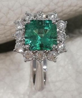 Anello in Oro18KT con Diamanti e Smeraldo