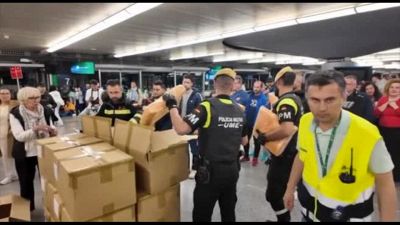 Spagna, i soccorsi durante il blackout: stazioni come accampamenti