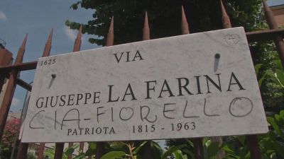 Milano, patrioti vissuti un secolo prima e poeti con date di nascita errate