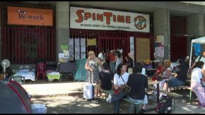 Spin Time, il presidio prosegue fra il caldo e "problemi psicologici"