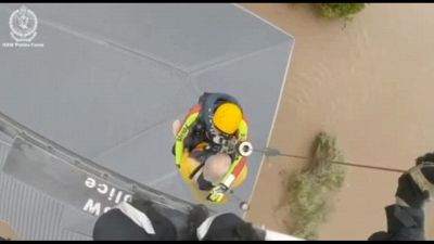 Soccorso delle persone bloccate sui tetti dall'alluvione in Australia