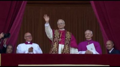 Papa Leone XIV si affaccia per la prima volta in San Pietro